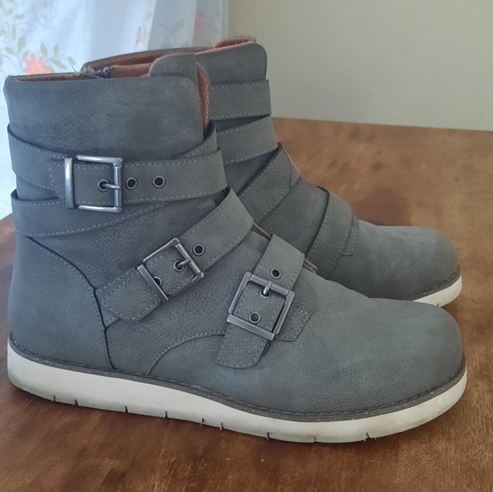 BOC Boots Gray Size 9
